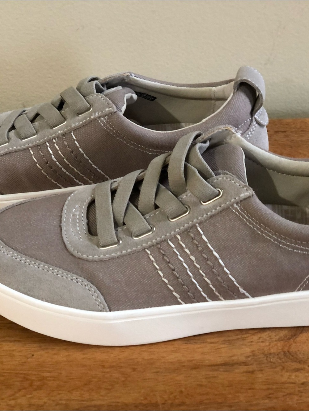 REVITALIGN Women’s Low-Top Sneakers in Light Gray Taupe